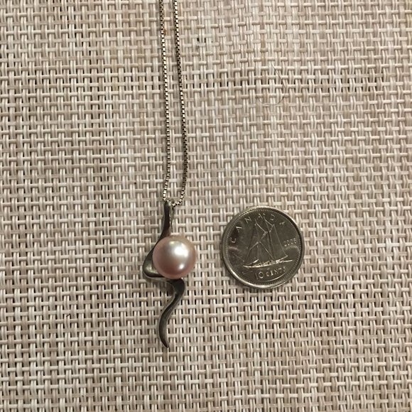 Pink freshwater pearl necklace with silver chain and flash / swirl / lightning - Picture 4 of 5